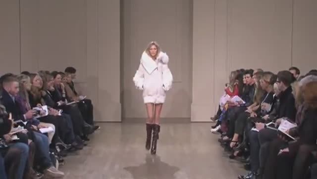 Показ женской коллекции Julien Macdonald осень-зима 2010-2011