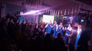 Под окном широким,
Под окном высоким,
Вишня белоснежная цветёт.
Мимо этой вишни,
Мимо этой хаты
Паре