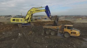 Экскаватор Liebherr R976 грузит самосвалы Volvo - видео с дрона