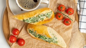Багет с мягким сыром