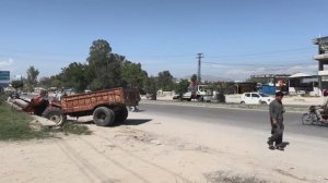 Пакистанцы собрали из кусков развалившийся трактор