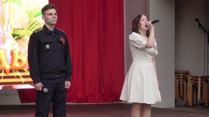 Дуэт исполняет песню «Сталинград» в городском парке (Орёл, 09.05.2026)