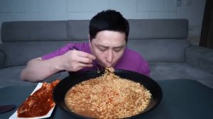 Кореец ест 10 яиц, 10 порций рамена и острый Кимчи🔥 остро / очень остро