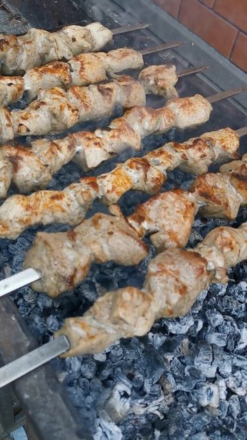 Шашлык жарится на мангале без отверстий, жир капающий с мяса не воспламеняется