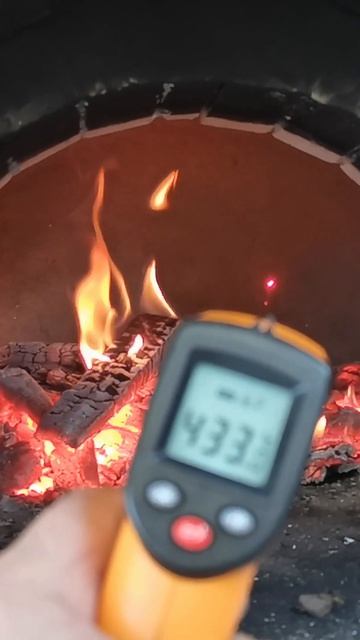 Замер температуры  в помпейской печи перед запеканием пиццы.