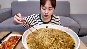 Кореянка ест лапшу и кимчи. Мукбанг. Китайцы едят на камеру. 🍜 много еды