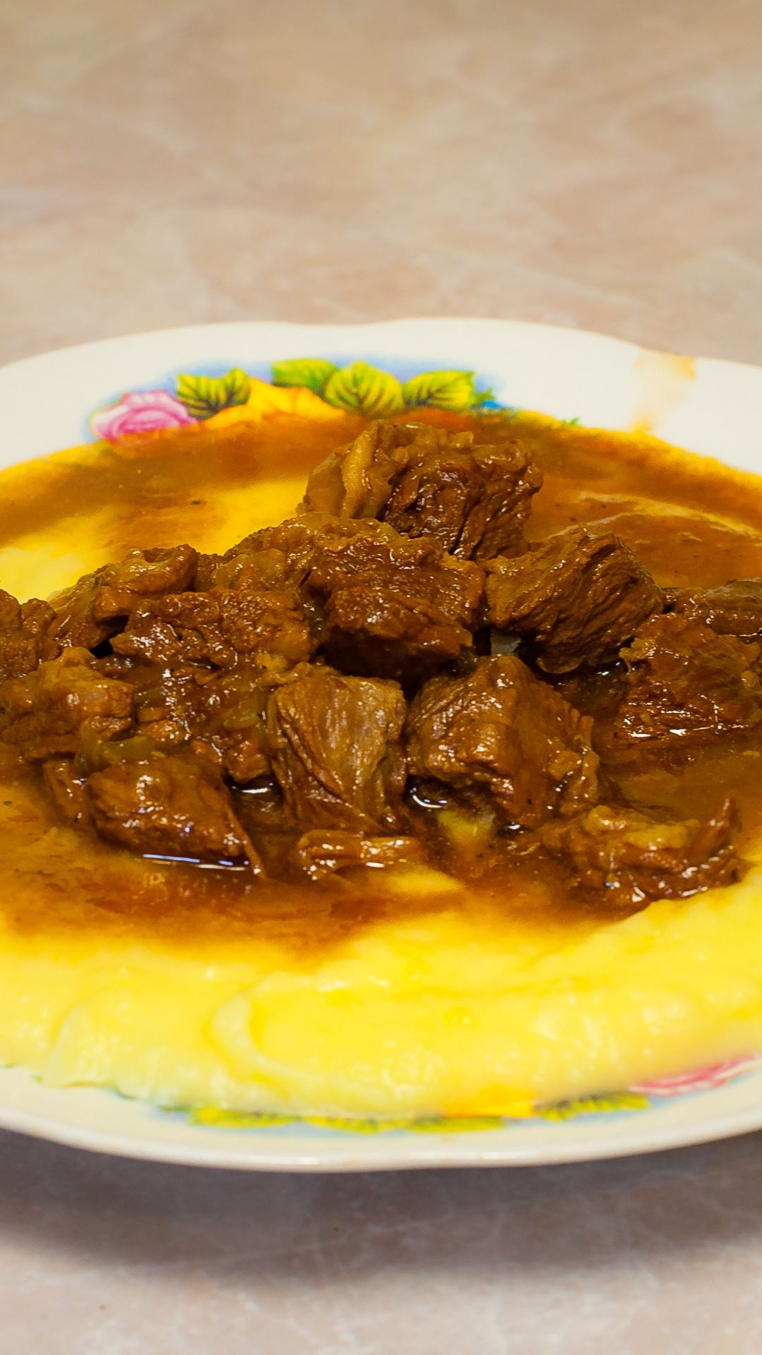 Мясной сникерс Говяжий гуляш на картофельном пюре