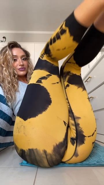 Yellow Cloud shade leggings + This Angle Size combo 👀😉
