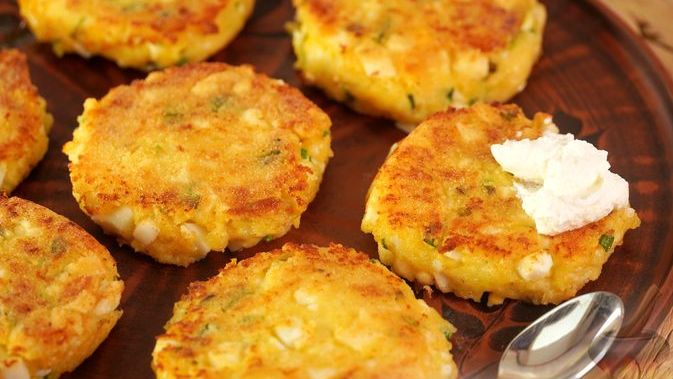НЕСЛАДКИЕ СЫРНИКИ С СЫРОМ И ЛУКОМ