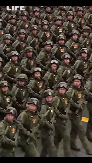 Участники спецопераций в честь 81-й годовщины Победы, прошли по Красной площади!