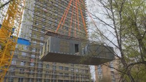 Строительство жилого дома по реновации из готовых модулей на улице Лётчика Бабушкина (апрель 2026)