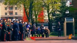 Космонавты Роскосмоса поздравляют с Днём Победы с борта МКС и напоминают: мы - потомки отважных геро