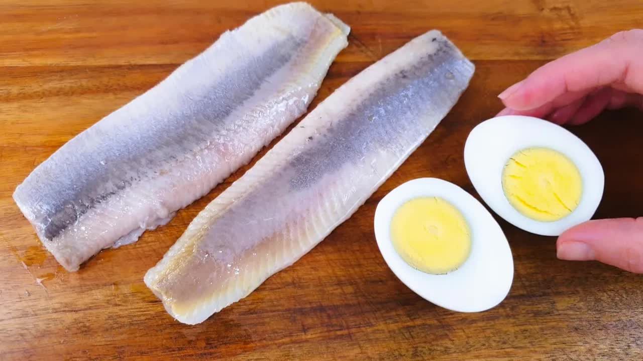 Я влюбилась в этот салат! Селёдка и 3 яйца. Простой и вкусный рецепт смотреть онлайн