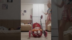 Вика сказала Мама а Даша сделала первые шаги