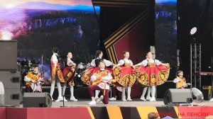 Маленькая певунья выдала номер на праздновании Дня Победы
