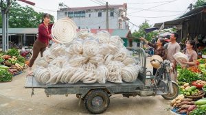Приготовление слоеного риса в рулете для продажи на сельском рынке. Фуонг. Жизнь во Вьетнаме