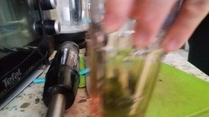 Делаю мохито с папой на кухне