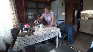 Убираюсь в теплице. Мешки оказывается летают. Любашкина голова.