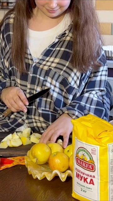 🤖 Восстание рук: пеку шарлотку чужими руками! 🍎🥧 Тренд из тик-тока