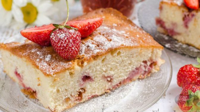 КЛУБНИЧНЫЙ ПИРОГ С МОЛОЧНОЙ ПРОПИТКОЙ