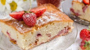 КЛУБНИЧНЫЙ ПИРОГ С МОЛОЧНОЙ ПРОПИТКОЙ