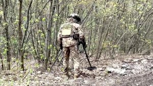 Российские бойцы проводят разминирование освобожденных территорий.