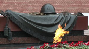 Представители театрального сообщества возложили цветы к Вечному огню в Александровском саду.
