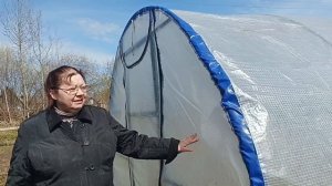 Накрывает каркас теплицы чехлом.
