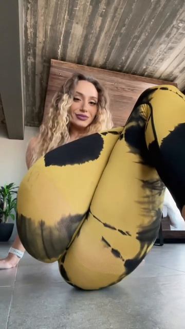 Yellow shade leggings + This Angle Size combo 👀😉