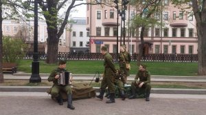 Идёт солдат по городу