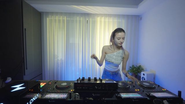 DJ SALLY - Mini Indoor Session Vol.6 смотреть онлайн