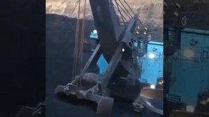 Ковш обычный, просто подъехал небольшой грузовик.