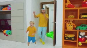 Влад и Никки семья  Крис играет с волшебным краном