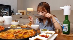 Кореянка ест Острый суп с морепродуктами🍜 много еды