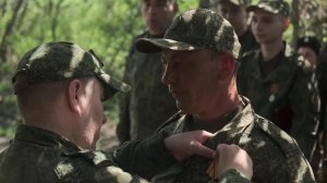 Бойцам штурмового подразделения 90-й гвардейской танковой дивизии вручили награды.