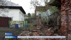 Забор бывшей колбасной фабрики рухнул во двор многоквартирного дома в Осинниках