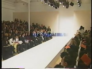Показ женской коллекции Prada осень-зима 1996-1997