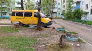 Во дворе.