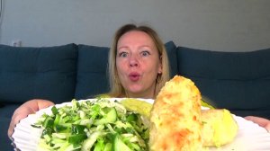 Мукбанг от Яновны Котлеты куриные, салат капустный, пюрешка. Спасибо за донат Татьяна Владимировна