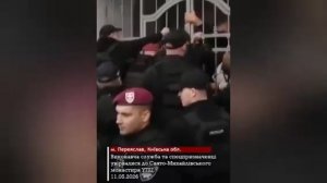 ‼️🇺🇦🏴☠️ Украинские полицаи под крики «Позор!» штурмовали монастырь УПЦ в Переяславе Киевской обл