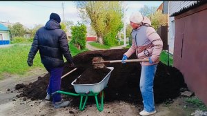 11-05-2026 / Завозим землю в огород.Убрали дрова.На вокзале.