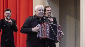 Гармонист играет и поёт «Триста тридцать три» — Концерт: 9 мая День Победы 2026 год. Город Орёл.