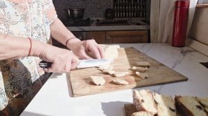отварные рыбЪи головы,салат из квашеной капусты,рыба копчена и голушки с отварной картошкой