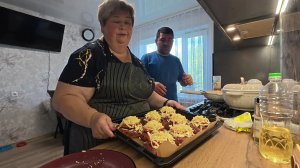 Вкусные мясные гнезда  с грибами под сырной шапочкой.   Грибной суп и селёдка под шубой.