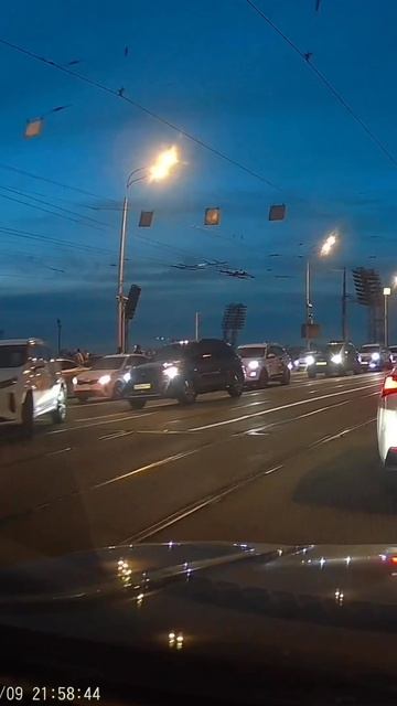 Королева рельсов на Лексусе..