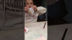 упаковываю наклейки