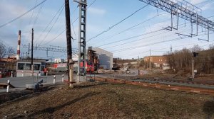 Перегонный 2ЭС5К проезжает через переезд