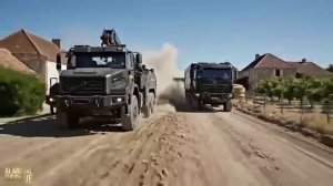 Героическая спасательная команда противостоит гигантской акуле, чтобы спасти очаровательную слониху