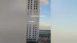 😳 В Тюмени новостройка не выдержала простого ветра: на глазах у местных сорвалась часть фасада. 

К