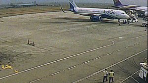 смотри на самолёт который садится